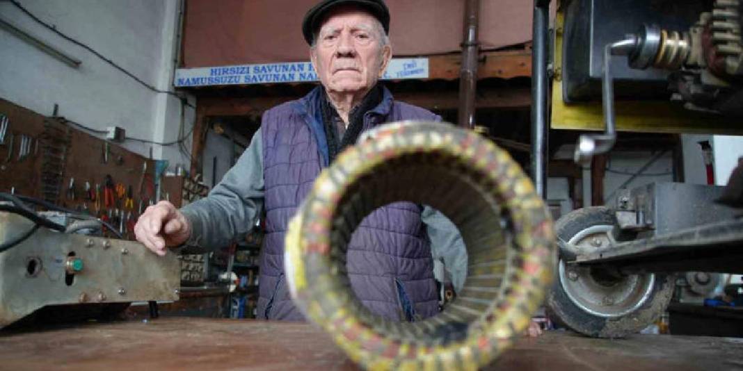 Kim der 88 yaşında diye? 74 yıllık meslek hayatıyla gençlere taş çıkarıyor! 6